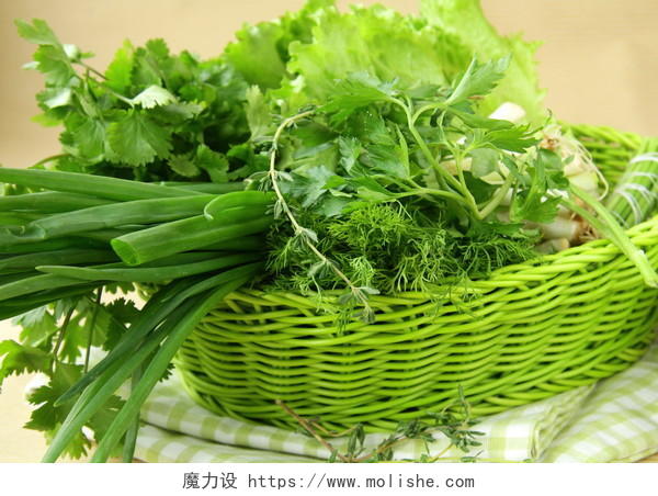新鲜青草香菜莳萝洋葱草药装在柳条篮子特写图片